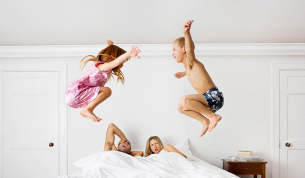 kids-jumping-on-bed-269389_w1000